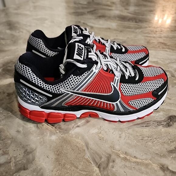 Nike Zoom Vomero 5 Men's Size 9.5 Metallic Silver/Black HV0926-095 - Picture 2 of 8